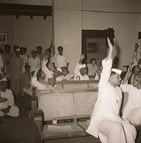 rishibagree's tweet photo. 1947 ::  Congress leaders voting for the partition of India.
(Photo credit - Homai Vyarawalla ) https://t.co/l1iNTUTOqV