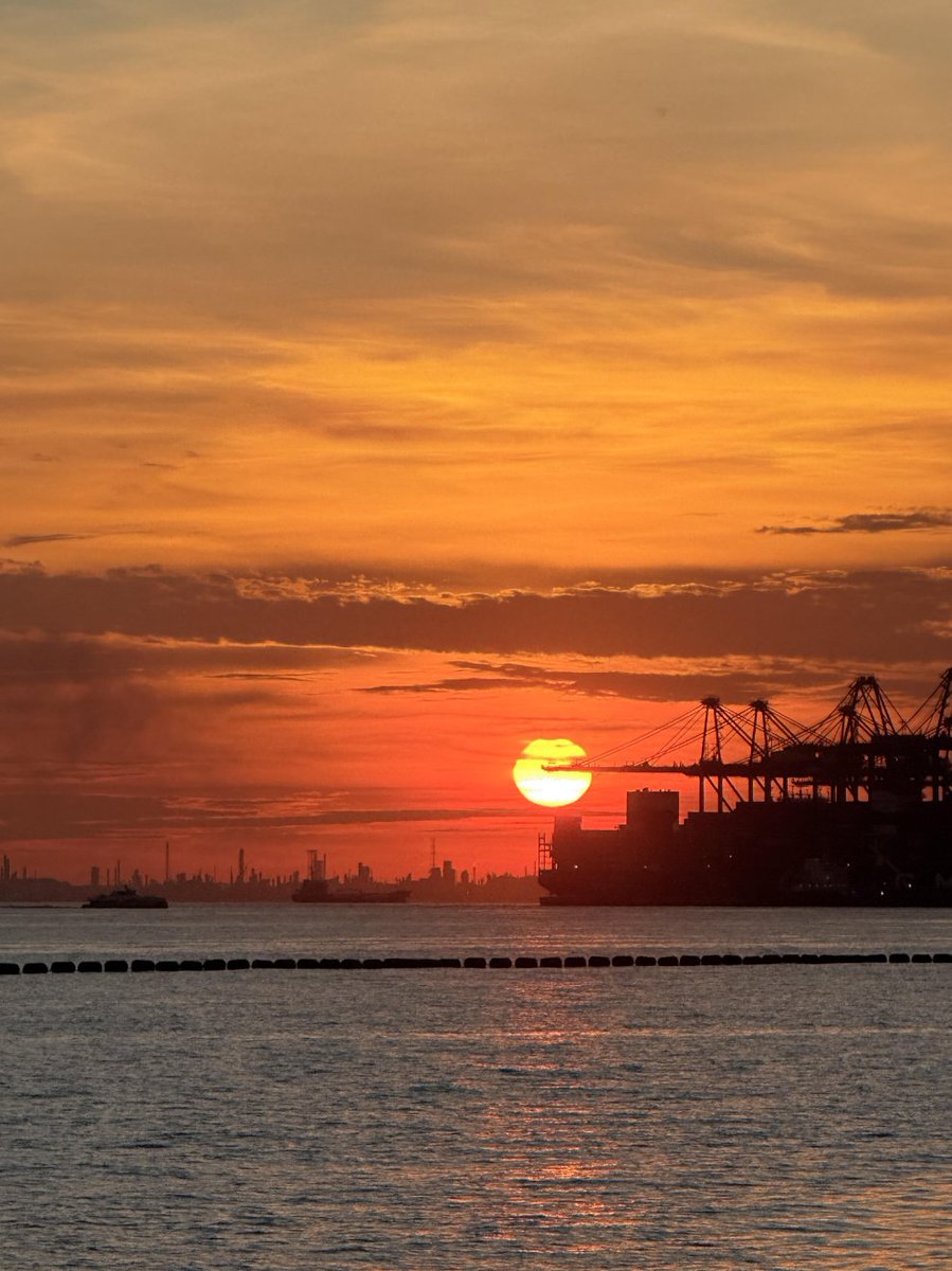 erlingerliufa's tweet photo. Saturday was a relaxing time. Anyone else love sunsets like me? The sunset at Sentosa Island, "Lose yourself to find yourself," was a popular slogan I saw when I got off the MRT, and so many people were taking pictures of it🌆🌇 https://t.co/wzuNkm6W5W