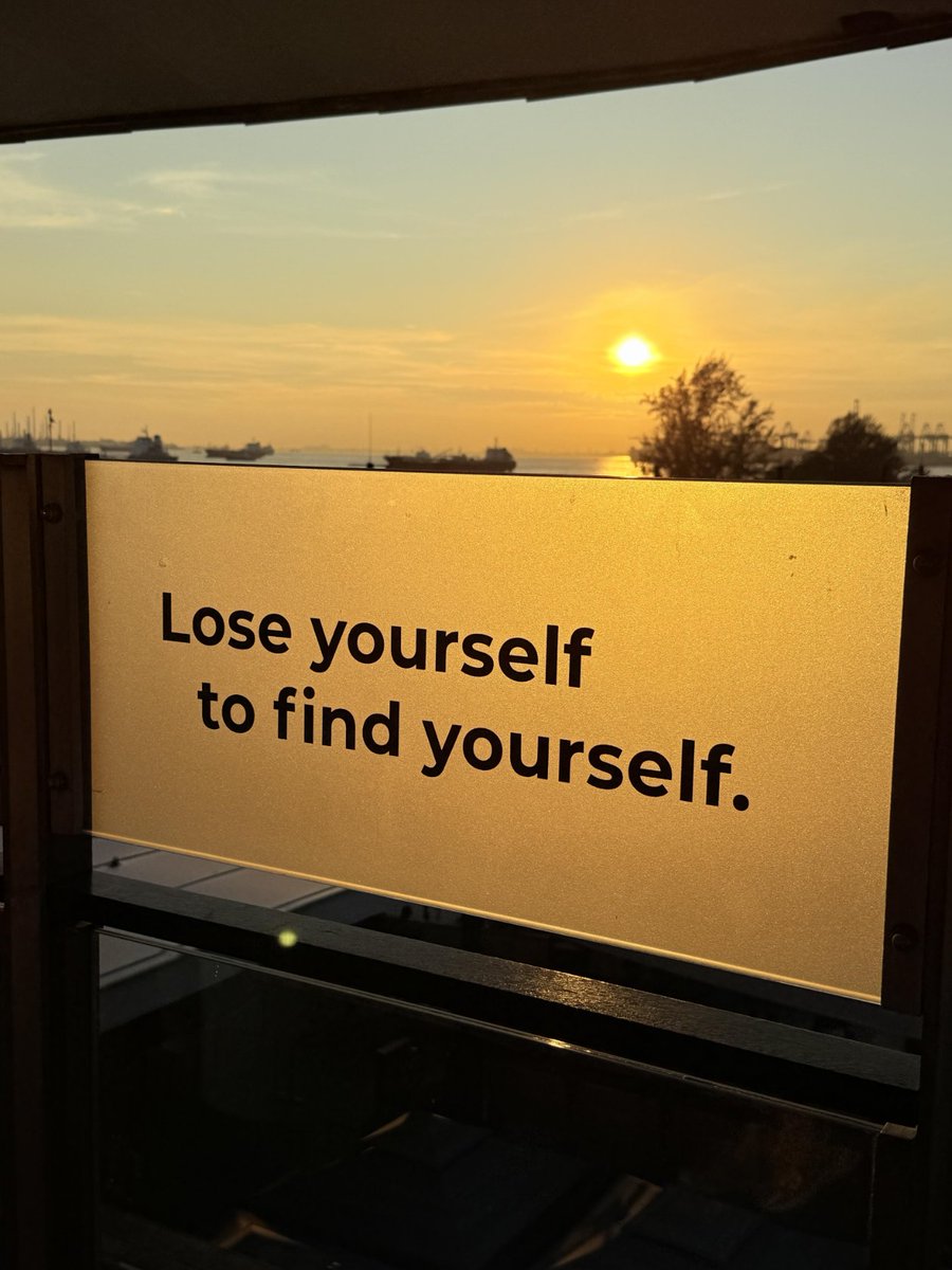 erlingerliufa's tweet photo. Saturday was a relaxing time. Anyone else love sunsets like me? The sunset at Sentosa Island, "Lose yourself to find yourself," was a popular slogan I saw when I got off the MRT, and so many people were taking pictures of it🌆🌇 https://t.co/wzuNkm6W5W