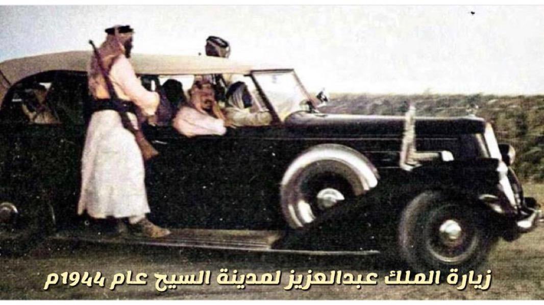 hdiib's tweet photo. مدينة #السيح : 
مصيف الملك عبدالعزيز وواحة النخيل والعيون

في وسط المملكة العربية السعودية تقف مدينة #السيح حاضرة #الخرج شاهداً حياً على رؤية #الملك_عبدالعزيز طيب الله ثراه في بناء الدولة وتحسين جودة الحياة.

لم تكن #السيح مجرد مدينة زراعية ناشئة، بل تحولت في عهده إلى مصيف مفضل له ولسكان العاصمة #الرياض، بفضل عيونها ومزارعها وبساتينها ومناخها المعتدل نسبياً مقارنة بحرارة الصحراء القاسية.

اكتسبت المدينة اسمها من (سيح) المياه، إذ كانت عيونها التاريخية تفيض وتسيح على وجه الأرض طوال العام كأنها أنهار جارية، عبر الأودية التي تخترق أراضي السيح.

وكانت #عيون_السيح تتميز بمياهها الباردة في فصل الصيف والدافئة في الشتاء، مما وفر أجواء طبيعية جميلة يعشقها الناس.

وأولى الملك عبدالعزيز هذه العيون اهتماماً كبيراً بوصفها ثروة وطنية، فأمر بإنشاء مشروع الخرج الزراعي التاريخي في شرق السيح في أواخر الثلاثينيات الميلادية 1358هـ، ليصبح أول مشروع زراعي متكامل في المملكة. 
أسهم المشروع في تزويد العاصمة الرياض بالمنتجات الغذائية خلال #الحرب_العالمية_الثانية وغدت السيح مركزاً إنتاجياً للقمح ومختلف المحاصيل الزراعية.

في عام 1359هـ أمر الملك ببناء قصره التاريخي المعروف بـ #قصر_مشرف في حي العزيزية وسط مدينة #السيح.

بُني على مرحلتين: القصر الغربي لاستقبال الوفود الرسمية والضيوف، والقصر الشرقي لإقامة الملك وأسرته كسكن ومصيف، ربط بينهما جسر مخصص لسيارة الملك بطول نحو 160 متراً. 
شُيّد القصر على الطراز الإسلامي الحديث، باستخدام الحجر المغطى بالجص والطوب اللبن، إلى جانب خشب الأثل وجريد النخل. وتبلغ مساحته الإجمالية نحو 1725 متراً مربعاً. 
أطلق على القصر اسم «مشرف» لأنه كان يشرف على البلدات والقرى الشمالية ومنها  بلدتي #اليمامة و #السلمية العريقتين
وجسّد القصر اهتمام المؤسس بالمنطقة الاستراتيجية التي تُعد بوابة الجنوب للرياض، ومركزاً لمتابعة شؤون الدولة.

وقد سبق قصر مشرف الكبير عريش وسط النخيل لاستقبال الضيوف، إذ اتخذه #الملك_عبدالعزيز في #بلدة_السلمية شمال مدينة #السيح، وبُني في عام 1337هـ (1919م) في مزارع أوقاف والده الإمام عبدالرحمن بن فيصل.
كان العريش، المصنوع من جذوع النخيل وسعفه ومحاطاً بسور طيني، مجلساً يستقبل فيه الضيوف والزوار من أهالي المنطقة خلال زياراته المتكررة، خاصة في فصل الصيف. استمر استخدام العريش حتى شُيّد قصر مشرف في السيح.

لم تقتصر أهمية #السيح على الزيارات الملكية، فقد كانت أول مصيف يعرفه سكان العاصمة #الرياض وأهم وجهة ترفيهية لهم على مدى عقود، جذبت عيونها الزوار والمصطافين بفضل أجوائها المنعشة والمزارع والبساتين المحيطة التي تُروى عبر #ساقي_السيح والقنوات المائية.

ومع إنشاء #منتزه_المشتل، الذي يُعد من أقدم المنتزهات الوطنية في المملكة، تحولت المدينة إلى مقصد للعائلات من مدينة الرياض والمناطق المجاورة للاستمتاع بالخضرة والمياه في أيام الصيف الحارة، وبقيت هذه الذكرى حية في أذهان أجيال الخمسينيات والستينيات وما بعدها.

اليوم، بعد عقود من التنمية، تحتفظ مدينة السيح بمعالمها التاريخية تحت إشراف #هيئة_التراث، التي تعمل حالياً على تأهيل #قصر_مشرف ليُفتح للزوار، وتُجهز #عيون_السيح كمزار سياحي يستقطب المواطنين والمقيمين وزوار دول الخليج، خاصة في الإجازات الصيفية.

تظل مدينة #السيح شاهداً على حكمة المؤسس الذي جمع بين الأمن والتنمية وجودة الحياة، محولاً قرية زراعية قديمة كانت محطة على دروب القوافل إلى مدينة واعدة ومصيف ملكي وشعبي يروي قصة توحيد المملكة ونهضتها المبكرة.