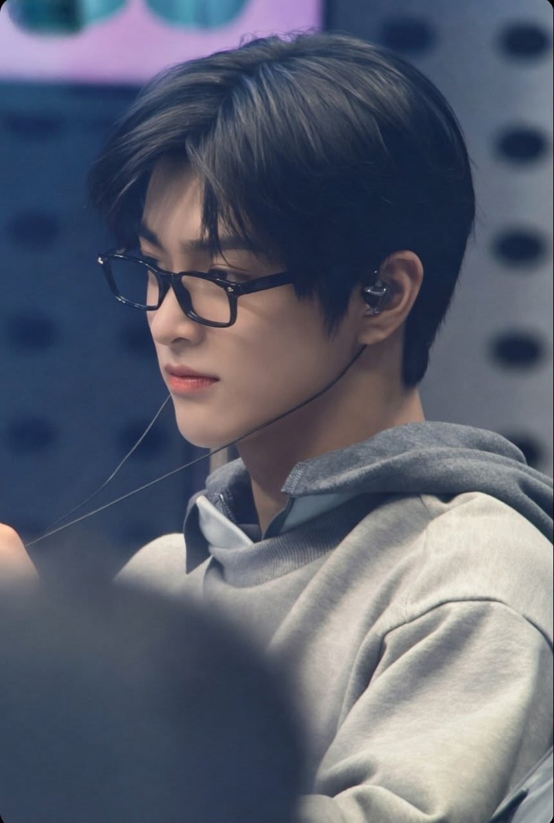 geekgho's tweet photo. 껀파이더맨 이라는거 기모취한 듯
동물적 감각 ㅈㄴ 발달 됐고, 반응 속도 쥐려서
머리 보다 몸이 먼저  나가는 놈 평소 찐경 낀 모습 https://t.co/kIPZizGyjS