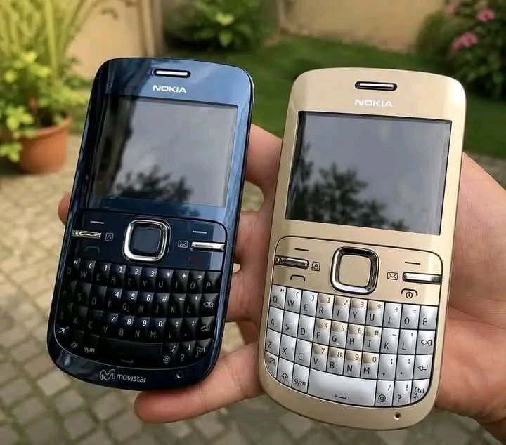 mekwafendi's tweet photo. Nobody remembers the name of this phone again 🙄🙄🙄 https://t.co/CzXNgwv1jk