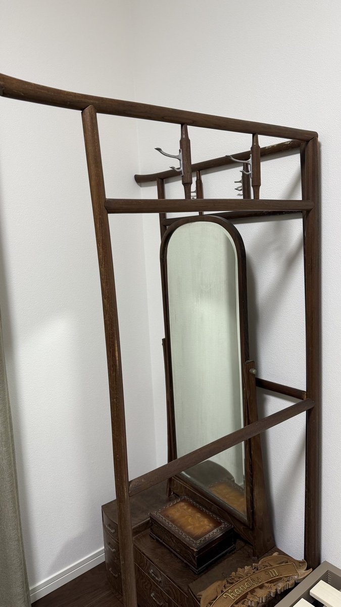 ka6_ka7's tweet photo. 実家から持ってきた、古家具の数々

座敷机と文机は、おじいちゃんが作ったと聞いてるので、私が生きてる間に100年経ちそう

座敷机はこれに足をつけてテーブルにして、父が生きてた時まで食卓として使ってたのを、足を外して私の制作用作業机に

大きいし引き出しが多いからとても使い勝手がよい https://t.co/jdb0j3sgOr