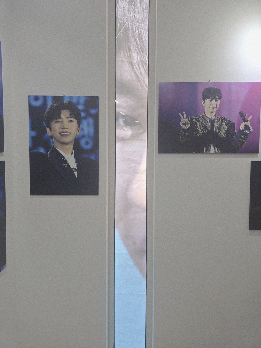 withdnd's tweet photo. 이쁘고 이쁜 웃는 얼굴이 많았던 @HEROx3_0616 전시회 😍 감사합니다🙇‍♂️ 쭉 둘러보다 마주한 눈 😃 갖고 싶은 굿즈는 많았으나 뽑을때마다 나오는 포스터 😓 바쿠백 너무 이뻐서 선입금한 나를 칭찬함 ㅎㅎ https://t.co/dZDrQfQYG9