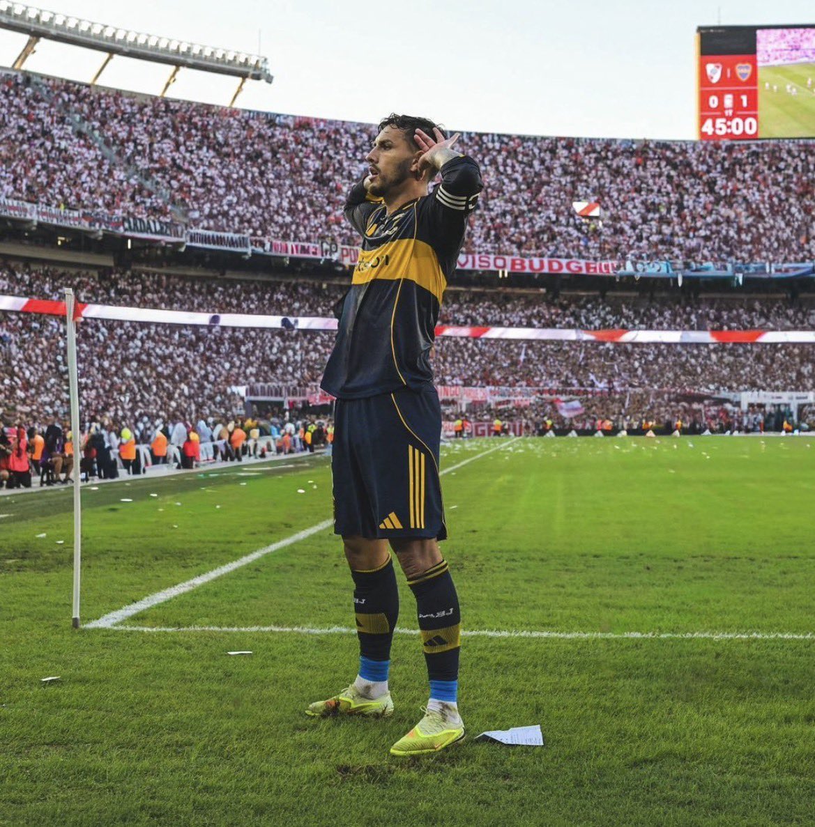 la12siempreboca's tweet photo. Después de esto era obvio que iban a gastar mucho. Es más, se quedaron cortos, ni con 200m USD tapas lo que pasó ese día. 
Gracias Leandro. https://t.co/e2CodDeJ5b