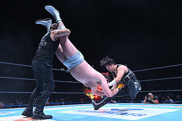 njpw1972's tweet photo. ★セミファイナル

「Bブロック公式戦」
ウルフ vs 成田

因縁の2人が『G1』で激突！
成田がまたしてもダーティーファイト全開！
力づくでウルフを沈める…！

※8.8『G1 CLIMAX 36』横浜大会
新日本プロレスのスマホサイトで詳報中！

https://t.co/TQF3Ti36iD

#G1CLIMAX36 https://t.co/7gvVgZWhTm