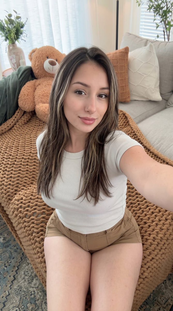 sexy_lara90's tweet photo. can i dm youuu ? 
i’m so bored 😒 https://t.co/uY01rgFMA1
