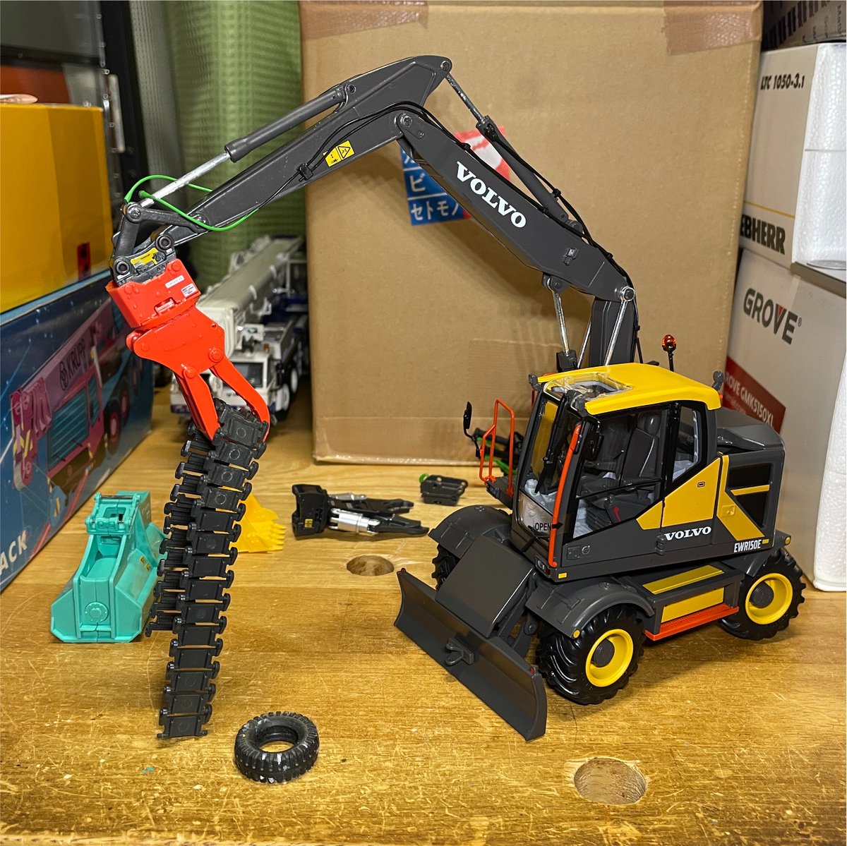 hoi9007's tweet photo. アタッチメントのガチャを同スケール1/32のVOLVO EWR150Eに取り付け。

あれこれ付け外ししてたらワンキャッチが緩くなってきた…。 https://t.co/7dqqq8V3nb