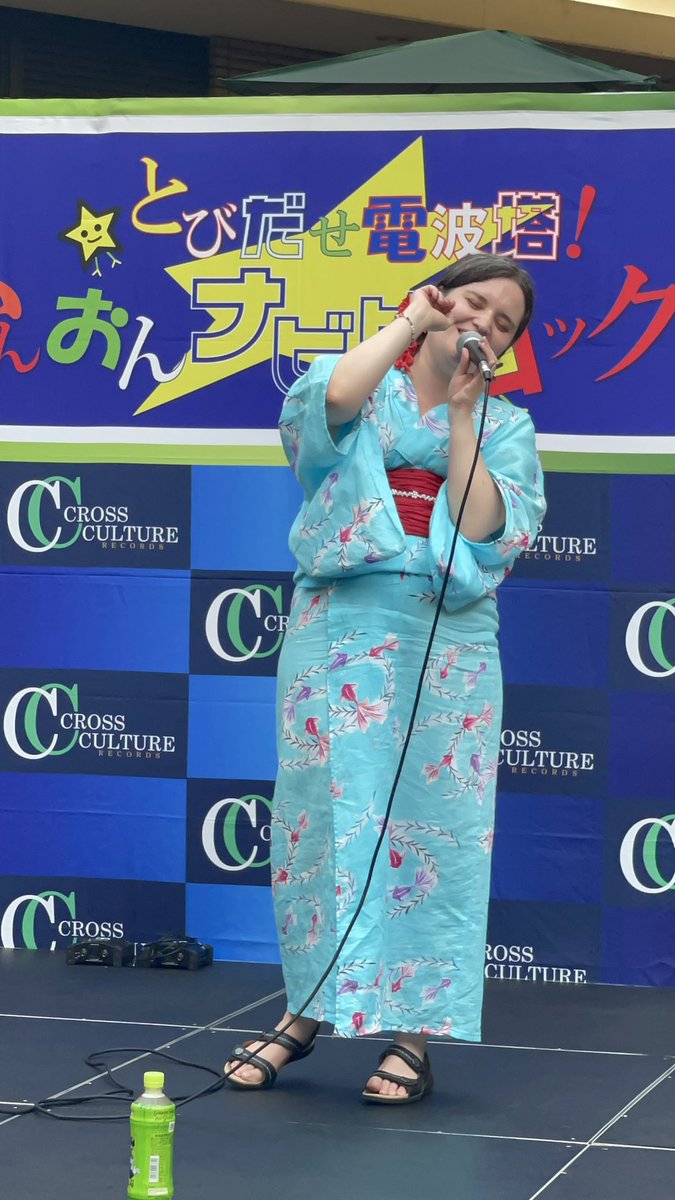 ArleneKofficial's tweet photo. 私は司会が苦手なんです。言葉が口の中で止まってしまい、「これを聞いている人は、本当に私の話を聞きたいと思ってくれるだろうか？」と考えてしまうんです。たとえ20分間歌ったばかりでも。　😅

もっと上手くなりたいです！今日の暑い中、来てくれた皆さん、ありがとうございました！ https://t.co/6a2JtmarLN