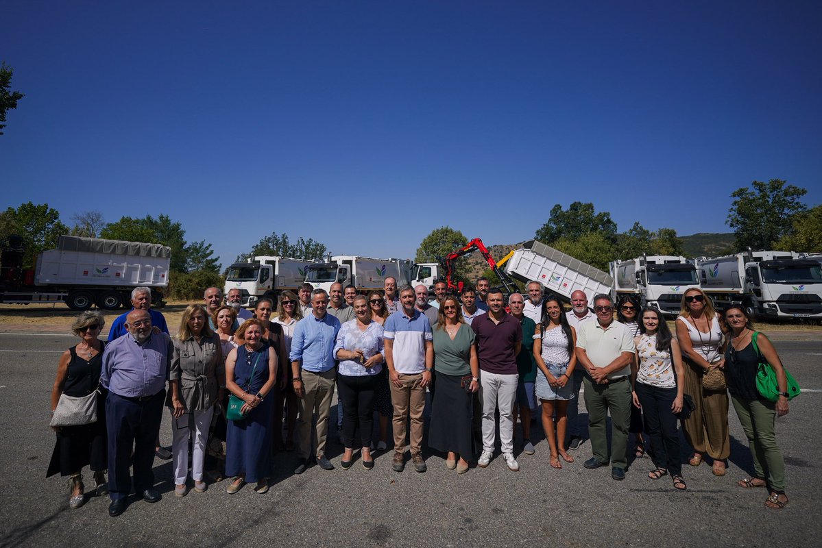 MA_GarciaMartin's tweet photo. Seguimos dotando de más y mejores medios a todos los municipios de la región para que puedan prestar un mejor servicio a sus vecinos.

Hoy entrega de camiones y maquinaria, que también servirán para ayudar en las labores de limpieza y reconstrucción de la Sierra Oeste. https://t.co/WYmVbXHUJS