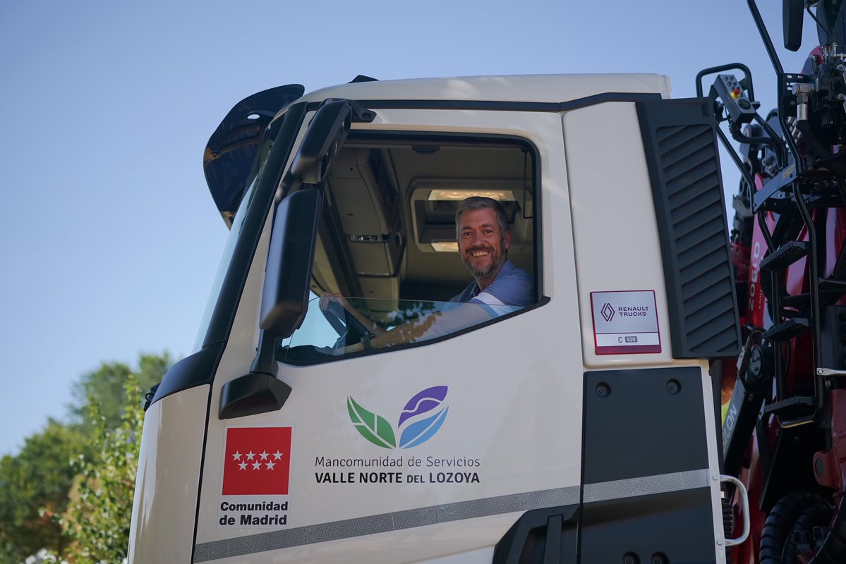 MA_GarciaMartin's tweet photo. Seguimos dotando de más y mejores medios a todos los municipios de la región para que puedan prestar un mejor servicio a sus vecinos.

Hoy entrega de camiones y maquinaria, que también servirán para ayudar en las labores de limpieza y reconstrucción de la Sierra Oeste. https://t.co/WYmVbXHUJS