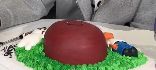 Hoshiistruck's tweet photo. the cakes from different brands vs the cake from his own company i would cry https://t.co/DKbx7gEdmd