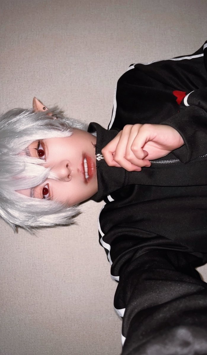 iroiroohyi_'s tweet photo. ⚠︎︎Cosplay⚠︎︎

🎲cos
爪不足
カラコン、牙加工 https://t.co/dZpVfj1NyB