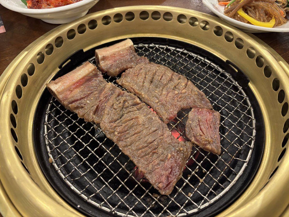 hato__popoo's tweet photo. 水原に来たからにはカルビを食べずに帰るわけにはいかない。ランチ韓牛カルビ定食39,000ウォン。
ちょい高いけど、肉はもちろん付け合わせの韓国��理一式全部うまい。満喫。 https://t.co/qASFvV73KE