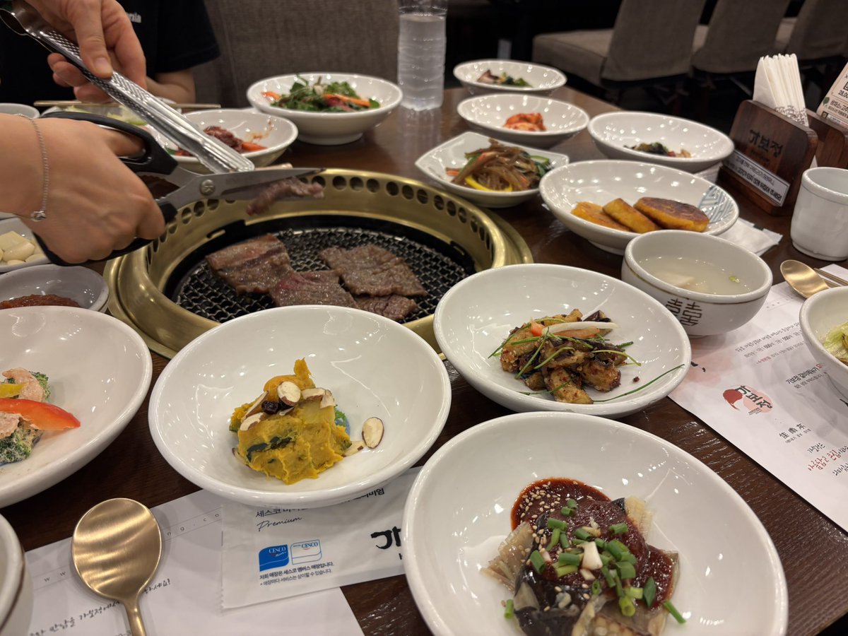 hato__popoo's tweet photo. 水原に来たからにはカルビを食べずに帰るわけにはいかない。ランチ韓牛カルビ定食39,000ウォン。
ちょい高いけど、肉はもちろん付け合わせの韓国��理一式全部うまい。満喫。 https://t.co/qASFvV73KE