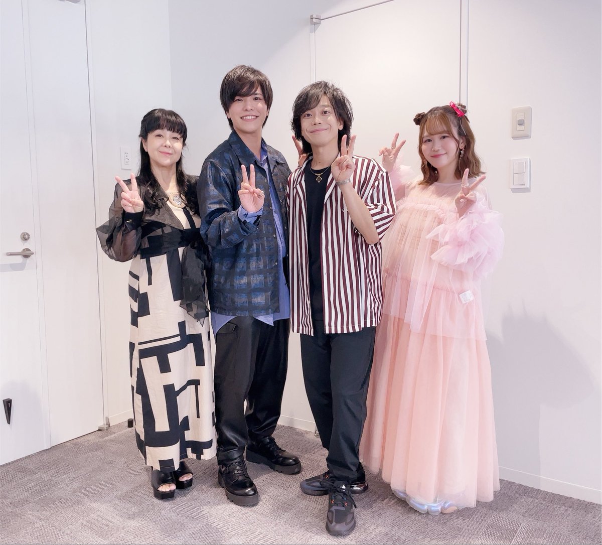haruki_yokkora's tweet photo. みんなお疲れサマーフィールドでしたー！
迷子のレンくん見守り家族とみんなで撮ったものと、イクリプス3人組！

#エリオスRfes 
#エリオスR https://t.co/YU8HFfaScM