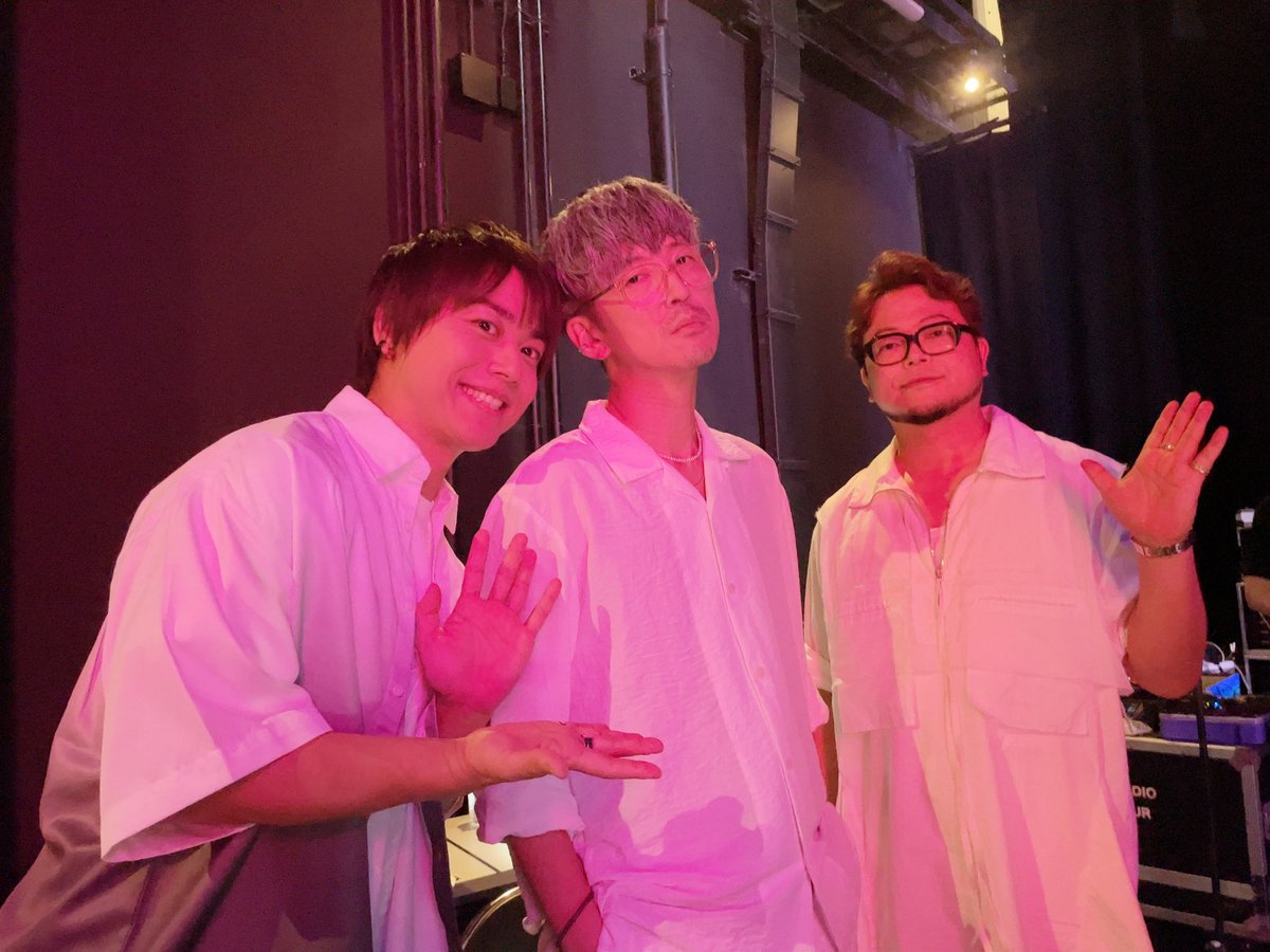 haruki_yokkora's tweet photo. みんなお疲れサマーフィールドでしたー！
迷子のレンくん見守り家族とみんなで撮ったものと、イクリプス3人組！

#エリオスRfes 
#エリオスR https://t.co/YU8HFfaScM