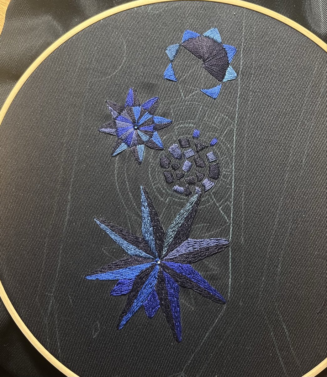 Utuhora_'s tweet photo. デザイン変更したので、刺繍し直し中〜 https://t.co/PXVlaoskd1
