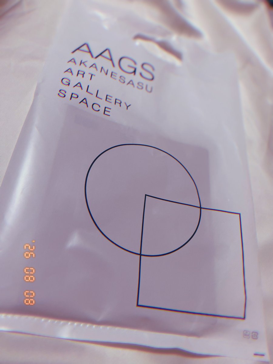 rg_tea11's tweet photo. クラファン支援特典を持ち帰る際いただいたオリジナルお手提げ袋もとってもおしゃれでした✨大切にします！
購入されたものを持ち帰る用にクリアファイルなどを持参すると超便利かと！🙆‍♀️
なんと壁に飾りきれない色紙も山のようにあり...！ぜひ手に取って鑑賞してほしいです🥰
#AAGS
#きさいちさとし展 https://t.co/dmb5ruaQiA
