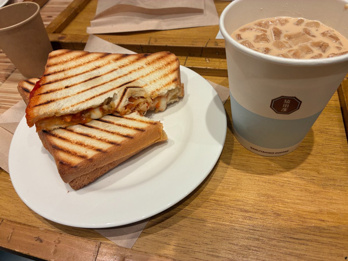 pluslabo_kt's tweet photo. 本日のお昼ゴハン。
午後から実家に行く用事があり、出先で猿田彦珈琲に入りました😊

ホットサンドと、カフェラテに+100円してスペシャルブレンドに✨️

今日のブレンドは、メロンのような風味とお店のお兄さんに言われたんですが、後味がメロンぽい感じでした🤣

#猿田彦珈琲 https://t.co/6sBCbcKnug