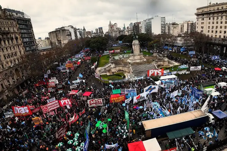 BlogdoNoblat's tweet photo. Poucas horas após a derrota oficial em relação à Lei da Terra, uma multidão convocada pelos movimentos sociais, pela CGT e pelas duas CTAs marchou para protestar contra as medidas de austeridade do governo, que causam miséria, dívidas e desemprego. Antes da partida de San Cayetano, o arcebispo de Buenos Aires destacou que “o salário não dá para viver e há pessoas que vasculham o lixo para comer”. (Pagina 12)