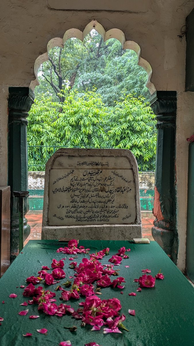 penggKeng's tweet photo. Hidden in a quiet corner of Delhi lies the resting place of Mirza Abdul Qadir Bedil. Ghalib counted Bedil among the five greatest masters of Persian poetry.

Hamchunān ān muhīt-e bī-sāhil,
Qulzum-e faiz-e Mīrzā Bedil.

Tarz-e Bedil par rekhta likhnā,
Asadullāh Khān qiyāmat hai. https://t.co/ArdEjfiyWT