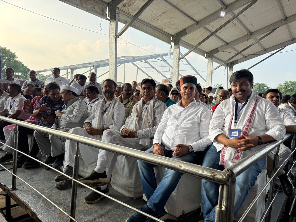 ViditChaudhry's tweet photo. #ChhatronKiGoonj @ #Prayagraj में मजबूती के साथ नेता विपक्ष श्री राहुल गांधी जी को सुनने के लिए लाखों छात्रों के साथ हम लोग मौजूद हैं ।
जिंदाबाद #RaGa https://t.co/SjYDkxbJcy
