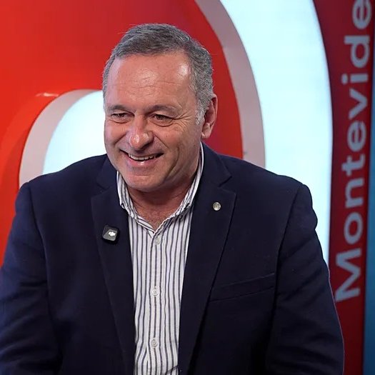 portalmvd's tweet photo. DELGADO: “LA SUMA HACE QUE SEA EL PEOR GOBIERNO DEL 85 PARA ACÁ”

Álvaro Delgado, presidente del Directorio del Partido Nacional, analiza el presente de los blancos, la relación con los socios de la coalición y el escenario hacia 2029. Cuestiona con dureza al gobierno de Yamandú Orsi, al que acusa de falta de rumbo e improvisación, y sostiene que Luis Lacalle Pou es el candidato natural del Partido Nacional.

Rendición de Cuentas y críticas al gobierno
Delgado respalda la decisión del Partido Nacional de no votar en general la Rendición de Cuentas, aunque aclara que los blancos acompañarán artículos específicos.
Sobre la ejecución presupuestal, fue categórico: “La nota es 4 sobre 10. No pasa”.

Lacalle Pou como candidato
Delgado considera que Luis Lacalle Pou es el candidato natural del Partido Nacional rumbo a las próximas elecciones y sostiene que, si no existe una candidatura única de toda la coalición, no sería necesario promover competidores internos dentro de los blancos.
También afirmó que el expresidente mantiene una posición singular dentro del sistema político.
“El único que tiene saldo positivo en simpatía de todo el sistema político. Antes era Mujica, ahora es Luis.”
Según Delgado, si Lacalle Pou decide presentarse, la competencia debería concentrarse en las listas parlamentarias y en los distintos perfiles que acompañen su candidatura.

(+) en Montevideo Portal: https://t.co/VCklhL4HtP