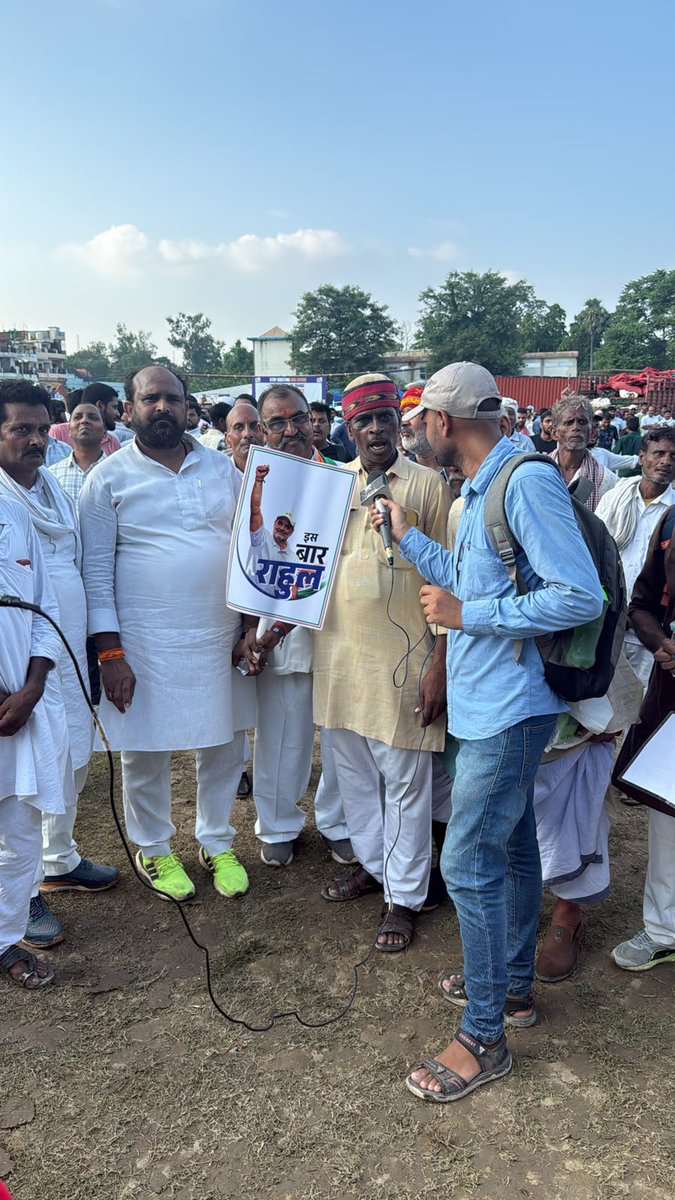 KibaVenisha's tweet photo. People came with posters of 'Is Bar Rahul' 

The message is loud and clear. ⚡️

2029 🔥 https://t.co/BqJ8kasOWb