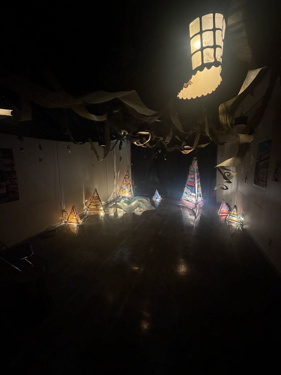 KitakyuHeritage's tweet photo. 八幡東区高見市民センターで春野修二さん(@HARUHAUS )のアート作品「きいろい煙がまちを覆った　-三夜おとずれ、朝にきえた　1945 8.8-11頃の記憶-」を見てきました。当時八幡大空襲を体験した方の記憶を元にしたインスタレーション。光を遮った部屋に渦巻くものは命あった者の証。 https://t.co/rki81H5UhG
