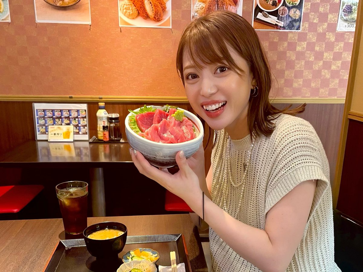 888Kanna888's tweet photo. 最終リハ、無事終わりまして、
帰り、@nyoooon19 とタイミング良く
裏で会って写真撮れた🤟💜

代表たちと打ち合わせしながら、
まぐろ丼を食べ🐟
ただいま明日の準備中🏖
夜の配信は、
喉温存するためやめておくね🙏！

さあいよいよ明日！
さいっこうの思い出作ろう🌈 https://t.co/Dd7xfJQ4MJ