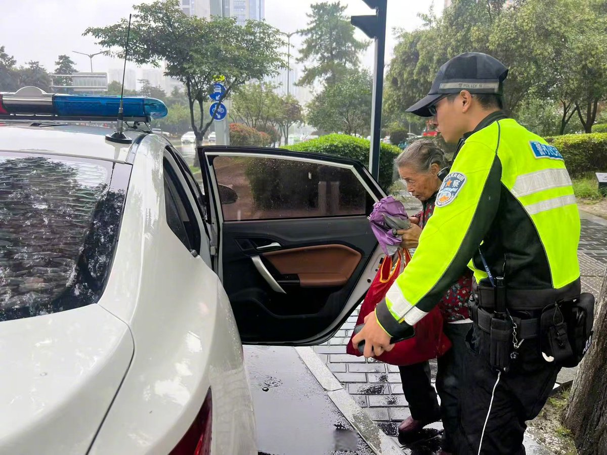 Matthardyattack's tweet photo. Strangers stopped to help an old man pick up his fallen groceries in the rain today—kindness doesn’t need an invite. https://t.co/IZhlYUDoao