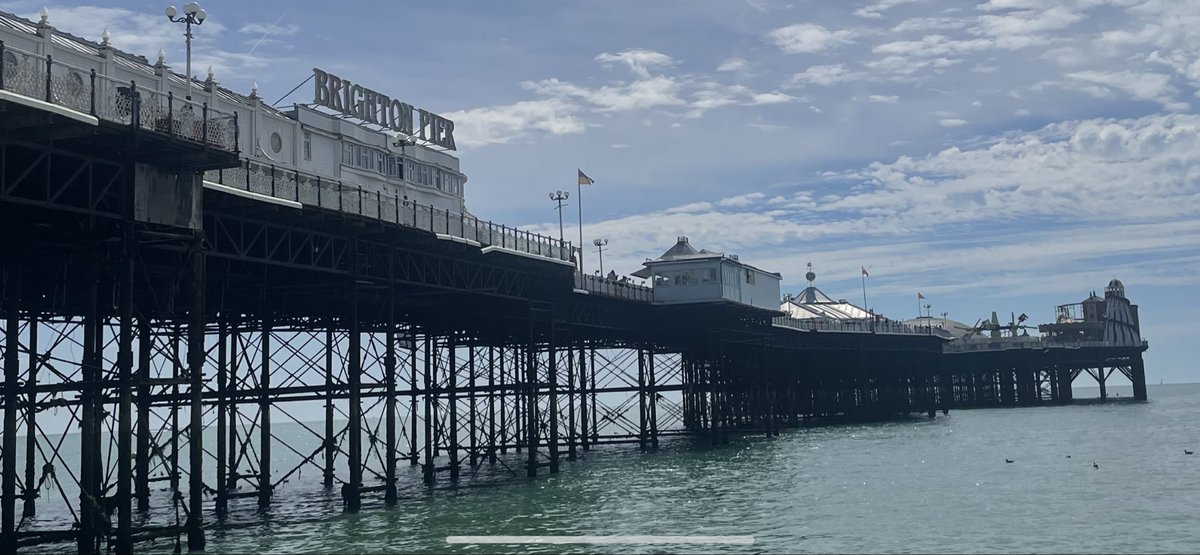 BenjoHopp's tweet photo. Whilst in Brighton
Of course this was gonna be the first place I went.
Some say that if the wind blows in the right direction you can still smell Lesley Ash’s dampness😅
Can a beach with only stones and no sand actually be called a beach? https://t.co/kBzCrNnkUb