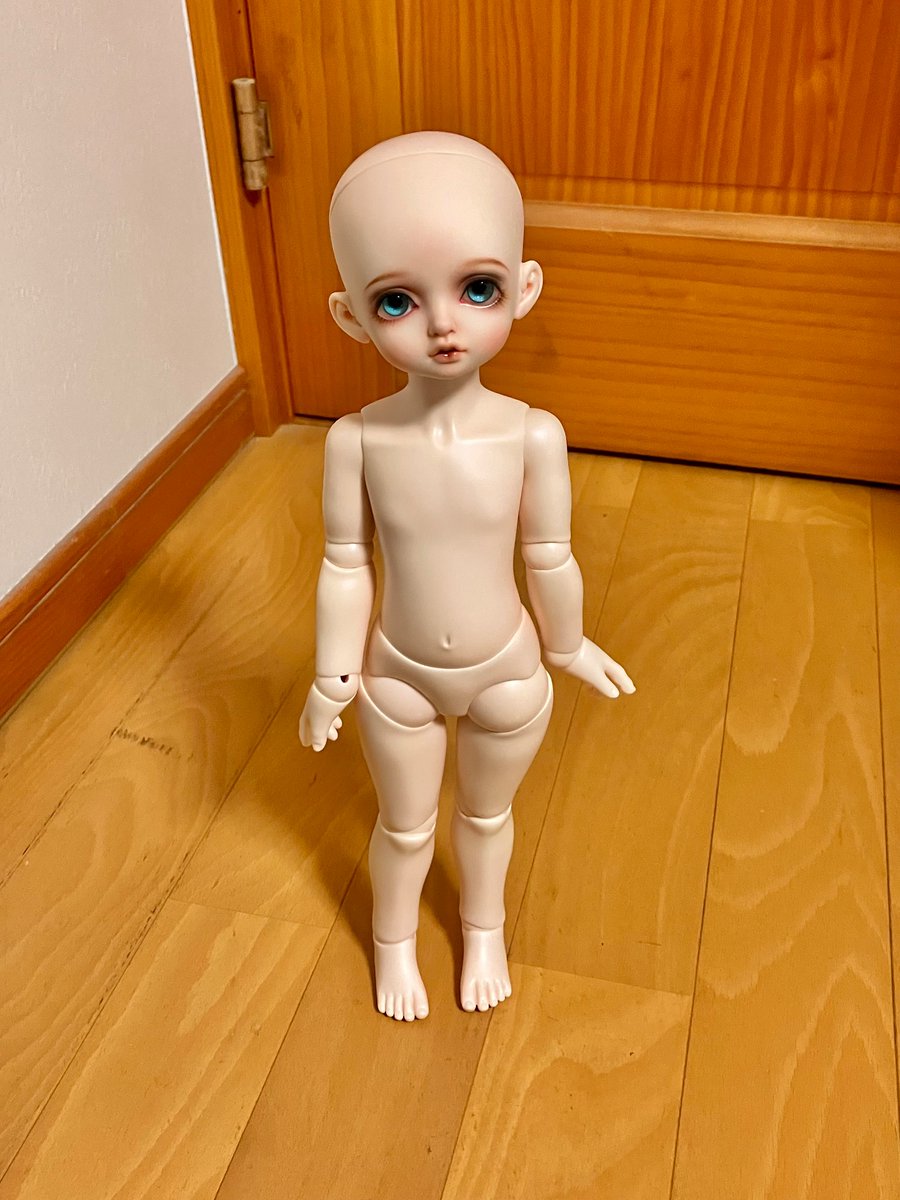 akaneya123's tweet photo. ポン置きで比較的簡単に自立するBambiちゃん。
全く同じボディのBonBonちゃんですが、ゴムを変えてようやくなんとか自立する。
膝はすぐ屈曲する傾向にあるし、Bambiちゃんもすぐ足がポップコーンしちゃうのだが、不思議と安定して自立します。
#rosenlied https://t.co/CILkbdNVxr