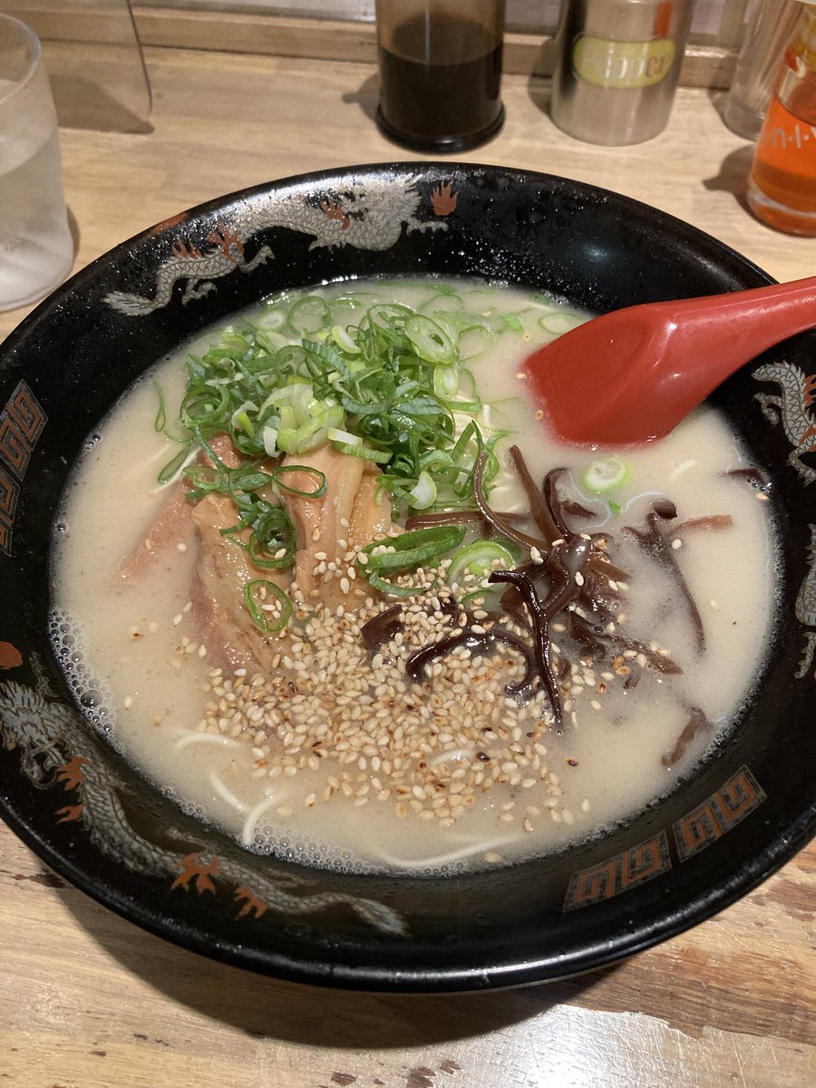 k_yu_ichi's tweet photo. 夜でも暑いから熱中症対策に塩分補給🍜🥟 https://t.co/TLC9u57X8C