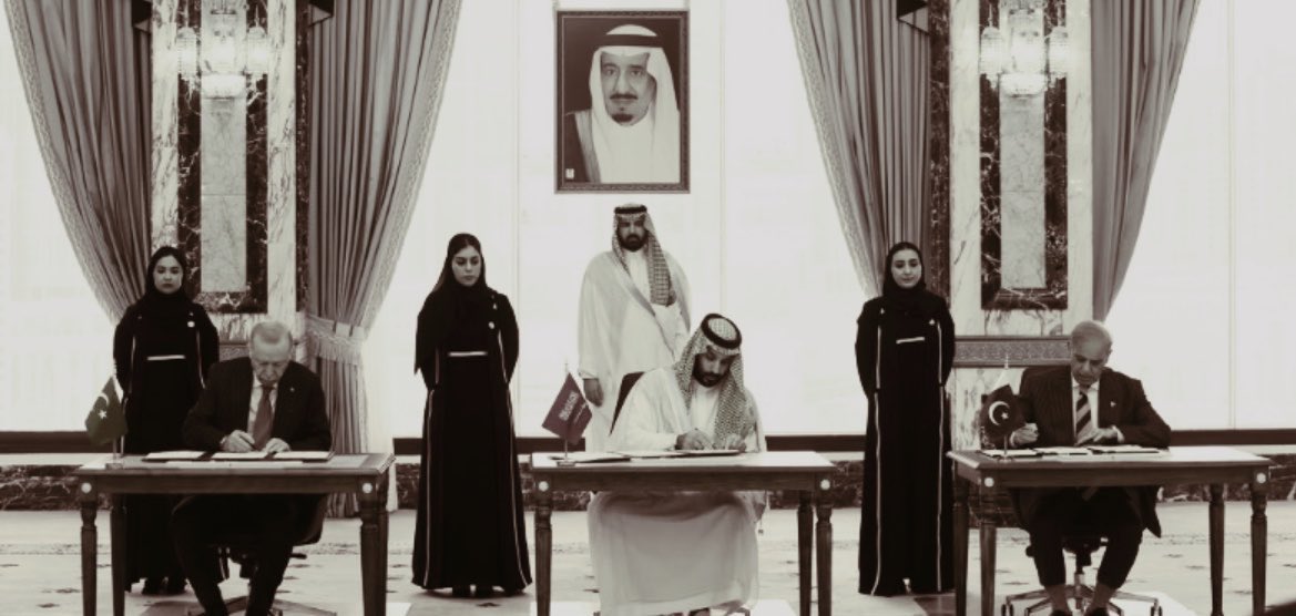 F_o4j's tweet photo. كأنه يوصل رسالة:
وراء كل رجل عظيم امرأة عظيمة🤎 https://t.co/Ly9e2jVDyf