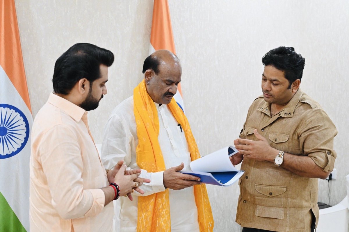 vinaybjpvoice's tweet photo. माननीय लोकसभा अध्यक्ष श्री @ombirlakota जी से आत्मीय एवं सौहार्दपूर्ण मुलाक़ात हुई।इस अवसर पर Big Cricket League (BCL) के विज़न तथा देशभर के छोटे शहरों,कस्बों और ग्रामीण क्षेत्रों में छिपी क्रिकेट प्रतिभाओं को राष्ट्रीय मंच प्रदान करने के हमारे प्रयासों पर सार्थक चर्चा हुई। 🇮🇳🏏 https://t.co/YJXQe0rnjG