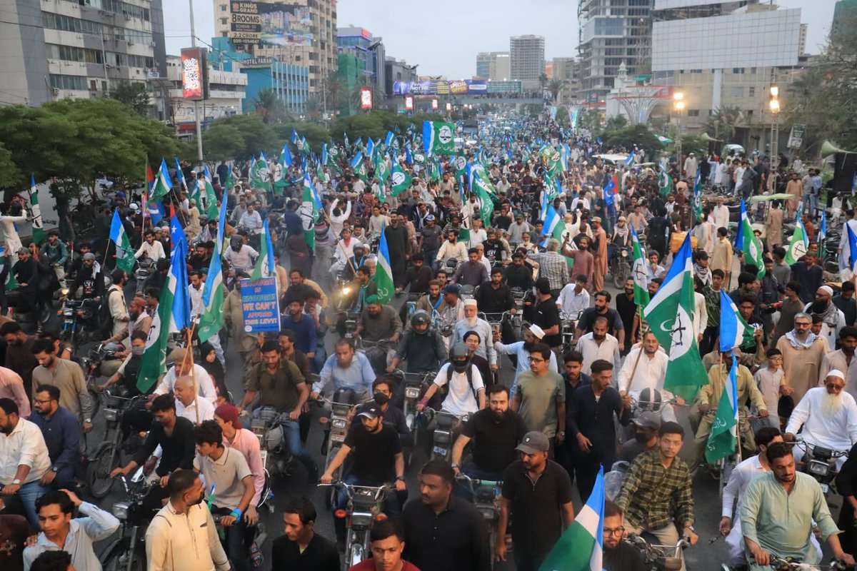 monemzafarkhan's tweet photo. پیٹرول کی بڑھتی قیمتوں، لیوی اور ظالمانہ ٹیکسوں کے خلاف جماعت اسلامی کی ملک گیر تحریک کا آغاز ہوچکا ہے۔ کراچی میں شاہراہ فیصل پر عوام کے جم غفیر نے تاریخی احتجاج کیا۔ کراچی سے خیبر تک بیک وقت لاکھوں افراد نے سڑکوں پر نکل کر پٹرولیم لیوی کے خاتمے کا مطالبہ کیا ۔ حکمران سن لیں! یہ تحریک عوامی حق کے حصول تک جاری رہے گی