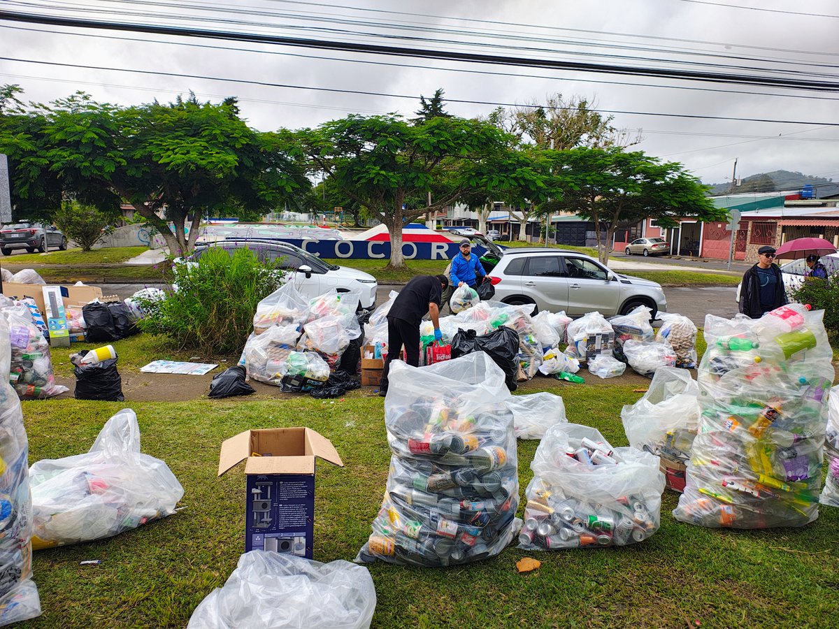 iyfcartago's tweet photo. Este sábado, voluntarios de IYF y colaboradores de Holcim llevaron a cabo una jornada de voluntariado en la comunidad de Cocorí, enfocada en la recolección de desechos reciclables.

¡Gracias a todos los voluntarios que hicieron posible esta jornada! 🙌💚 https://t.co/n7OBQjIB8e