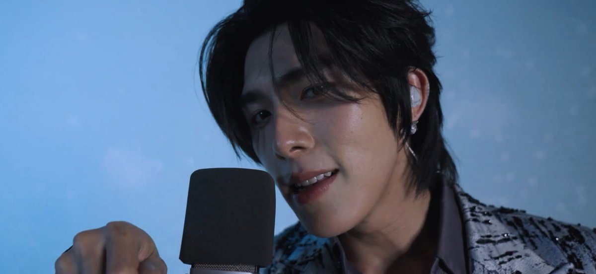SunnyYue08's tweet photo. I've saved it as my computer wallpaper😻
I can't find the exit button for the music video，5555🤟
#BoomRaveewit #EVWU #rvw #BETUS https://t.co/iNjd3b50xN