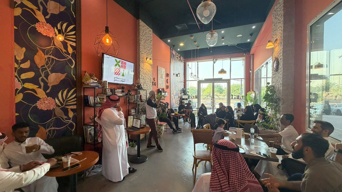 Atsumari_Club's tweet photo. امتداد لجسور التواصل الحضاري بين 🇸🇦🇯🇵

اختتمنا اللقاء (١٣) لنادي #أتسوماري في الخبر؛ حيث التقى أصدقاء النادي في مساحة حوارية أثرت مفاهيم التبادل المعرفي، واستعرضت مشاركات ملهمة تعكس عمق الروابط المشتركة.
كل الشكر للصديق عبدالله الغنيمان على تفانيه في التنظيم وإنجاح هذا اللقاء ✨ https://t.co/JI7rNt4xRX