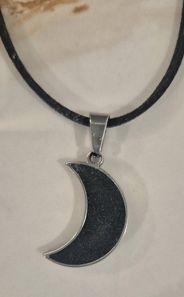 nekoneko_mini's tweet photo. Day 2 of Otakuthon COMMENCE!

Here is a showcase of con exclusive items! Valko-inspired Lily of the Valley reversible resin pendant! The pendant is designed to be worn on either side! The flower within the pendant is free form sculpted with resin and glows in the dark ✨️🌙🐺 https://t.co/wZVHCtLLuN