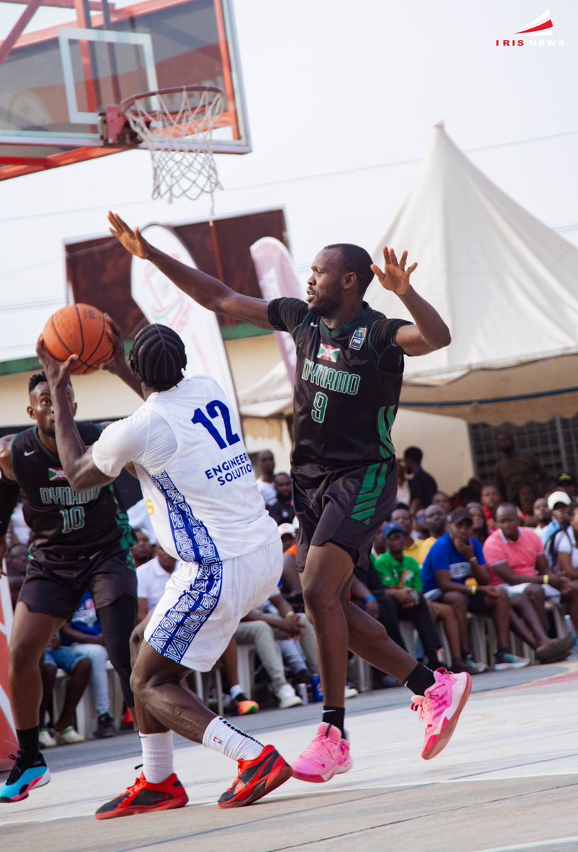 IrisNews_'s tweet photo. 🏀🔥 #ABLPlayOffs2026 | À deux secondes près, Dynamo arrache la victoire et s’offre les chances d'un Game 7

👓 Oui, vous avez bien lu: deux secondes, une passe de Joe Guibert Nijimbere, un tir à trois points. Et Dynamo renverse une rencontre qui semblait déjà promise à Urunani.

✍🏾 Le basculement raconté en détails :

⏱️ Il reste 13 secondes. 71-71. Dynamo perd le ballon. Jules Lipia en profite. Deux points. Urunani passe devant, 73-71. Deux secondes au chrono, la finale semble s’échapper pour Dynamo. 😰

🥁 Dans les tribunes, les tambours résonnent. Les chants montent. Les supporters d’Urunani commencent déjà à célébrer.

🗣️ Mais Coach Joris Ndumutima demande un temps mort. Quelques secondes pour dessiner une dernière action et surtout, pour profiter d'une remise en jeu dans le camp d’Urunani.

🎯 Le jeu reprend. Joe Guibert se place à l’extérieur et reçoit le ballon. Longue passe vers Etienne Tametong, réception en plein vol, tir à trois points, le ballon traverse l’anneau au même moment que retentit le coup de sifflet final. Dynamo gagne un 74-73 💣. 

🤫🥳 Silence dans les tribunes côté Urunani, explosion de joie chez Dynamo. Joueurs et supporters envahissent le terrain. Trois victoires partout, tout est à refaire.

⏭️ Le champion de l'#ABL2026 sera donc connu demain au terme d'un macth de choc à 15h au Département des Sports. 

#Basketball #Sports #IrisNews