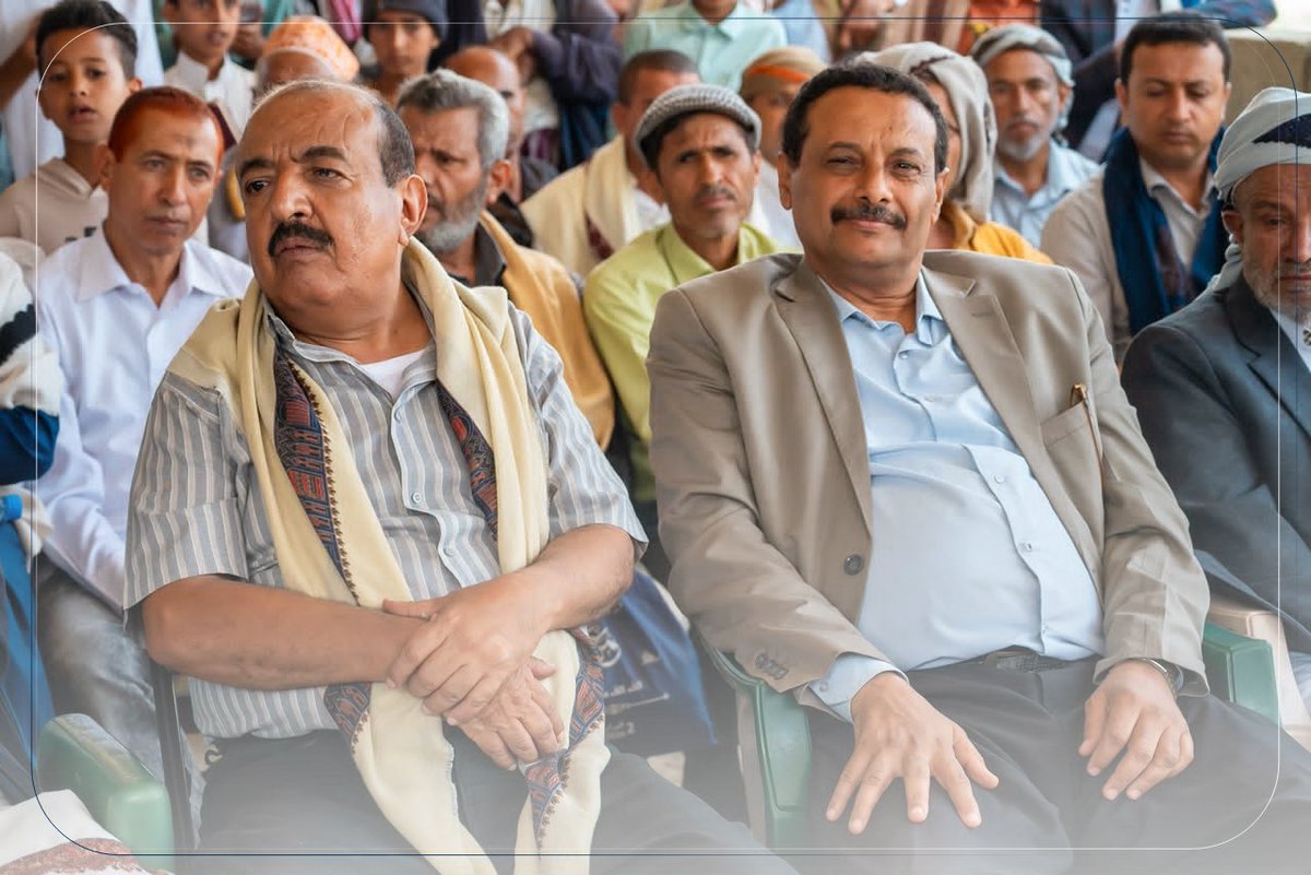 sgfdeorg's tweet photo. بتمويل كويتي.. دشّنت مؤسسة روح العطاء افتتاح مدرسة لتحفيظ القرآن الكريم في مديرية المواسط بتعز ..

دشّنت مؤسسة روح العطاء للتنمية والتعليم، بدعمٍ كريم من دولة الكويت، افتتاح مدرسة دار أم أنس لتحفيظ القرآن الكريم في مديرية المواسط بمحافظة تعز، بحضور عدد من القيادات الرسمية والتربوية والشخصيات الاجتماعية.

وبحضور كلٍّ من وكيل محافظة تعز للشؤون الإدارية والتنمية المهندس خالد عبدالجليل، والأمين العام للمجلس المحلي عبدالله عبدالرحمن، ونائب مدير عام الشؤون الاجتماعية والعمل الدكتور محمود البكاري، ونائب مدير التربية والتعليم بمديرية المواسط الأستاذ عبدالرحمن سعيد سلام، ومدير إدارة التحفيظ بمدارس مديرية المواسط عادل عبدالله العزي، وأعضاء المجلس المحلي الشيخ عارف محمد حزام والأستاذ شهاب عبدالحليم، والشيخ زائد سلطان، إلى جانب الشيوخ والأعيان والعدول في المنطقة، وعدد من وجهاء وأعيان منطقة بني يوسف.

وقد جاء هذا المشروع استجابةً لحاجة حقيقية في المنطقة، حيث تفتقر العديد من القرى إلى مرافق تعليمية متخصصة في تعليم القرآن الكريم، ما يجعل من هذه المدرسة إضافة نوعية تُسهم في تمكين الأطفال والنشء من تعلّم كتاب الله وإتقان تلاوته وترسيخ قيمه في حياتهم اليومية.

وخلال الافتتاح، عبّر الحاضرون عن أهمية المشروع في تعزيز التعليم القرآني، مؤكدين أن المدرسة لن تكون مجرد مكان للحفظ، بل بيئة تربوية متكاملة تُسهم في بناء الإنسان أخلاقيًا ومعرفيًا، وتحمي النشء وتوجّههم نحو مسارات إيجابية.

كما ثمّن الحاضرون الدعم الكريم من دولة الكويت، معبّرين عن شكرهم وتقديرهم لما تقدمه من تدخلات إنسانية وتنموية في اليمن، وما تمثله هذه المشاريع من أثر ملموس في تلبية احتياجات المجتمعات ودعم قطاعات التعليم والتنمية، مؤكدين أهمية استمرار مثل هذه المبادرات التي تمثل استثمارًا حقيقيًا في مستقبل الأجيال.

هكذا تبدأ الحكاية… من فصلٍ بسيط، وصوت طفلٍ يردد آياتٍ مباركة، لتكبر لاحقًا في صورة جيلٍ كامل يحمل النور، ويصنع الأثر حيثما كان.

#الكويت_بجانبكم 
#جمعية_النجاة_الخيرية 
#مؤسسة_روح_العطاء_للتنمية_والتعليم 
#عطاء_مستمر