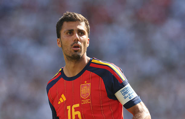 realmadridindo1's tweet photo. 🚨🗣️ Tomás Roncero (Cadena SER): "Rodri sudah setuju bergabung dengan Real Madrid, bahkan detail kontraknya pun sudah disepakati, namun belakangan muncul keraguan."

"Saya lebih memilih kita merekrut pemain yang benar-benar yakin—seperti Diomande, Cucurella, dan Bernardo Silva—daripada harus berurusan dengan ketidakpastian." 👌🔥
