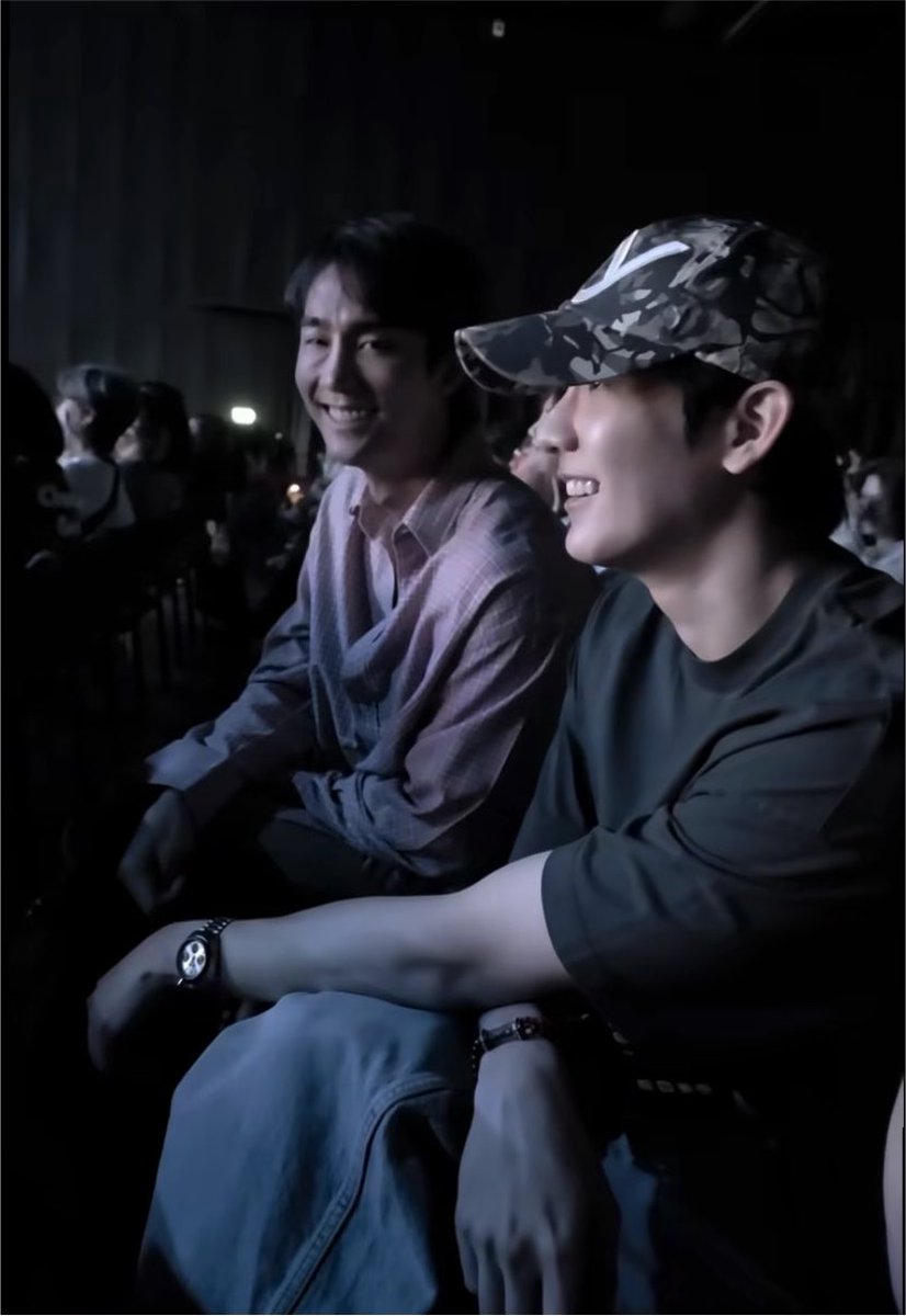 YTtheshipper's tweet photo. pov: watching a concert with your bf 

꒰ #fforce_ #kasibook #ฟอสบุ๊ค ꒱ https://t.co/rfXvK28467