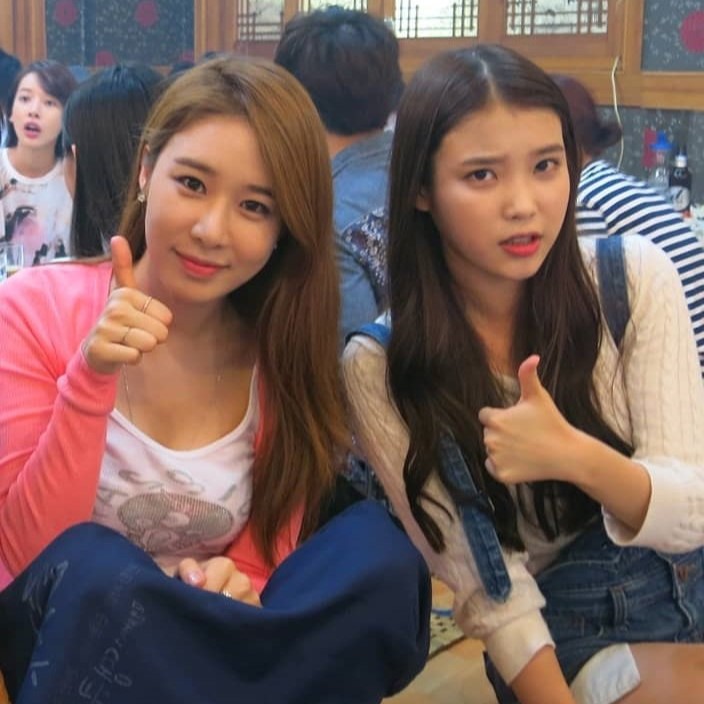yooinnaupdate's tweet photo. 260808 IU shared IU-Inna’s 14-year tradition during the Berriz livestream talk.🥺

August 8 is “Jini Day” a special day IU celebrates with Inna unnie. They each chose a favorite number/day and have been celebrating it by exchanging little gifts since IU was 20 years old.🎁 https://t.co/Wju5O3lmPM