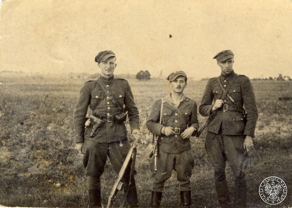 AnitaSchelde's tweet photo. 8 VIII 1945 r. Polscy Powstańcy z 5 Wileńskiej Brygady AK, dowodzeni przez Śp. por. Zygmunta Błażejewicza ps. "Zygmunt" i Śp. por. Władysława Łukasiuka ps. "Młot" - rozbili na leśnej drodze pomiędzy wsiami Sikory i Paczuski, grupę operacyjną tzw. "LWP". 18 do piachu, 20 rannych, 70 wzięto do niewoli. Polscy Powstańcy zdobyli też podczas tej akcji sporo broni.
Na zdjęciu część kadry dowódczej 5 Wileńskiej Brygady AK, Legendarni : 
Śp. wachm. Henryk Wieliczko „Lufa” (zastępca dowódcy 4. szwadronu),
Śp. por. Marian Pluciński „Mścisław” (dowódca 4. szwadronu),
Śp. por. Zygmunt Błażejewicz „Zygmunt” (dowódca 1. szwadronu).
Wieczna Chwała Bohaterom ! #WyklętaPamięć
https://t.co/uYX0ELCMFj