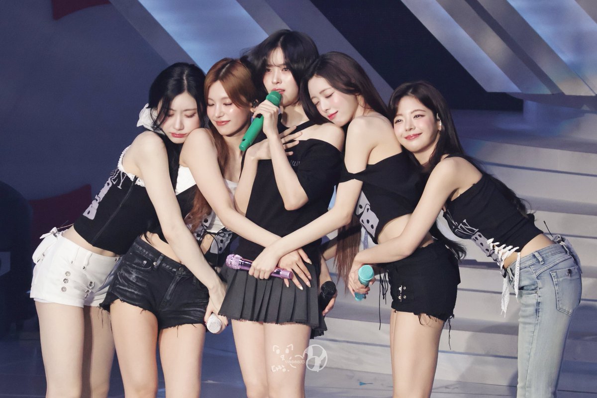 toooqiu's tweet photo. 260808 FM DAY1

🤗

#예지 #리아 #류진 #채령 #유나 #있지 
#YEJI #LIA #RYUJIN #CHAERYEONG #YUNA #ITZY https://t.co/IUiF7NvIBt