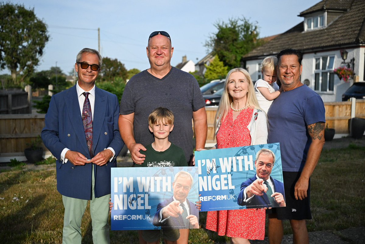 Nigel_Farage's tweet photo. Family, community, country in Clacton! ☀️ https://t.co/03nP8uBk0u